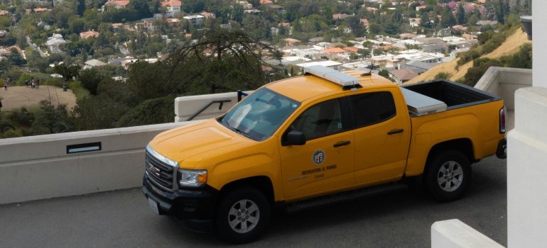 Mover truck navigating steep hills in Los Feliz, with expert movers handling the challenging terrain