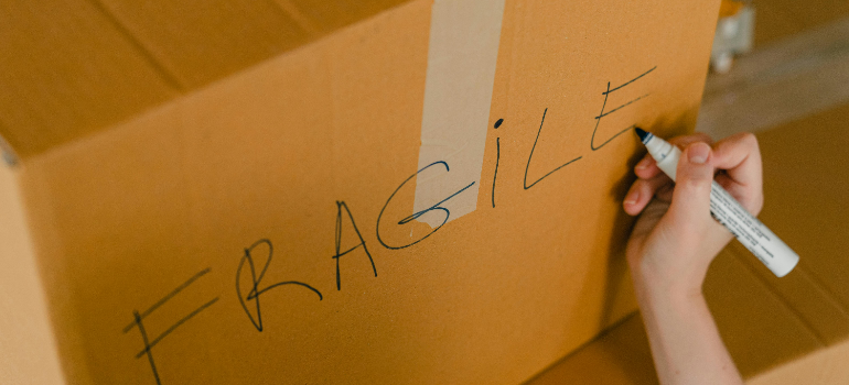 fragile on box , illustrating how to label boxes so unpacking is easier