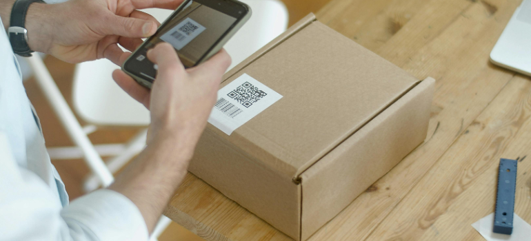 a man with a packed box, wondering how do I label boxes for easy unpacking
