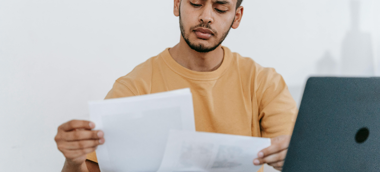 checking your moving checklist for the week before moving